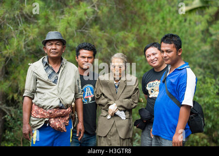 Die Leiche tot von den Hinterbliebenen zu erziehen, reinigen Sie ihre Leichen während Bizzare Ma'Nene Rituale in North Toraja. Stockfoto