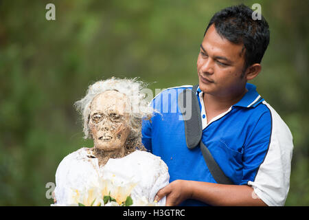 Die Leiche tot von den Hinterbliebenen zu erziehen, reinigen Sie ihre Leichen während Bizzare Ma'Nene Rituale in North Toraja. Stockfoto