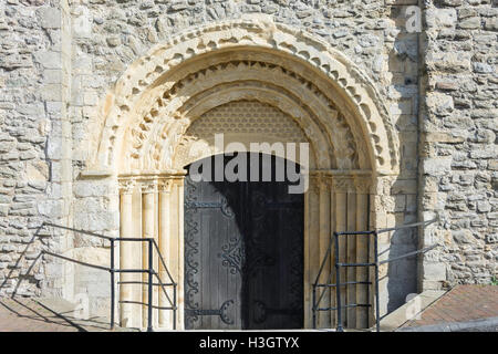 Alte Eingangstür, St.-Nikolaus-Kirche, Church Road, New Romney, Kent, England, Großbritannien Stockfoto