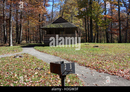 Alte Holzhütte in Blue Ridge Parkway, Virginia, USA Stockfoto