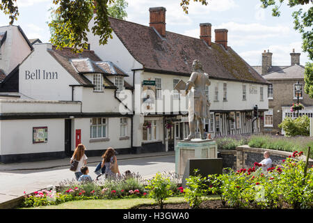 15. Jahrhundert The Bell Inn und Thomas Paine Statue, King Street, Thetford, Norfolk, England, Vereinigtes Königreich Stockfoto