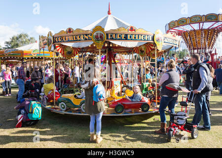 Kinder Karussell auf Carters Steam Fair, The Green, Englefield Green, Surrey, England, Vereinigtes Königreich Stockfoto