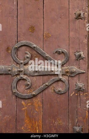 Eisen Scharnier auf einer alten Tür