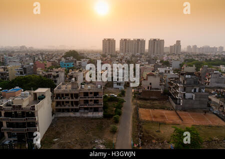 Dämmerung über Gurgaon Delhi zeigt die Gebäude in den verschiedenen Stadien des Aufbaus. Die Entwicklung der Stadt hat zu einem Boom bei Infrastrukturprojekten led Stockfoto