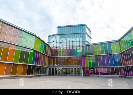 LEON - Spanien - 16. Oktober 2016: Fassade des MUSAC. Zeitgenössische Kunst-Museum von Castilla y Leon. Zeitgenössische Gebäude im Betrieb Stockfoto