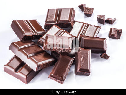 Stücke von Schokoriegel isoliert auf einem weißen Hintergrund. Stockfoto