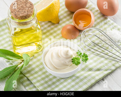 Natürliche Mayonnaise Zutaten und die Sauce selbst. Stockfoto