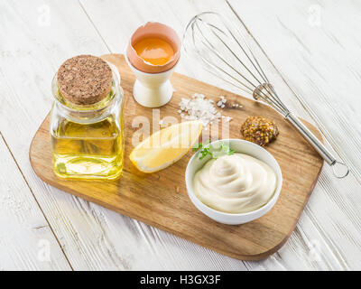 Natürliche Mayonnaise Zutaten und die Sauce selbst. Stockfoto