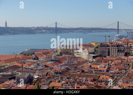 Blick auf Reisen Stadt Lissabon vom Spitzenplatz der Burg São Jorge. Dächer, Fluss Tejo, Brige 25 April Schiffe im Sommertag. Stockfoto