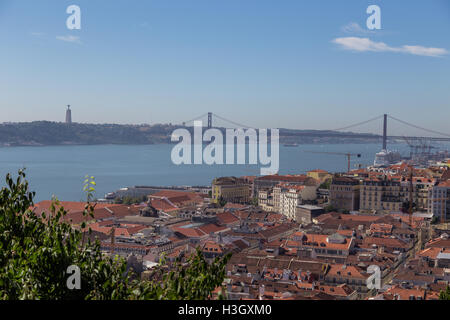 Blick auf Reisen Stadt Lissabon vom Spitzenplatz der Burg São Jorge. Dächer, Fluss Tejo, Brige 25 April Schiffe im Sommertag. Stockfoto