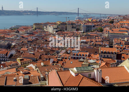 Blick auf Reisen Stadt Lissabon vom Spitzenplatz der Burg São Jorge. Dächer, Fluss Tejo, Brige 25 April Schiffe im Sommertag. Stockfoto