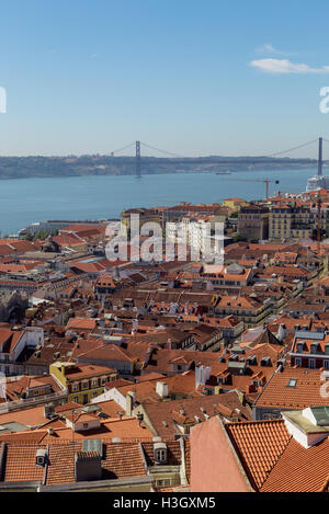 Blick auf Reisen Stadt Lissabon vom Spitzenplatz der Burg São Jorge. Dächer, Fluss Tejo, Brige 25 April Schiffe im Sommertag. Stockfoto