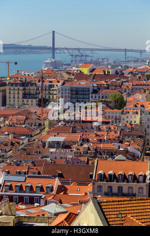 Blick auf Reisen Stadt Lissabon vom Spitzenplatz der Burg São Jorge. Dächer, Fluss Tejo, Brige 25 April Schiffe im Sommertag. Stockfoto