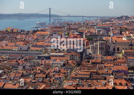 Blick auf Reisen Stadt Lissabon vom Spitzenplatz der Burg São Jorge. Dächer, Fluss Tejo, Brige 25 April Schiffe im Sommertag. Stockfoto