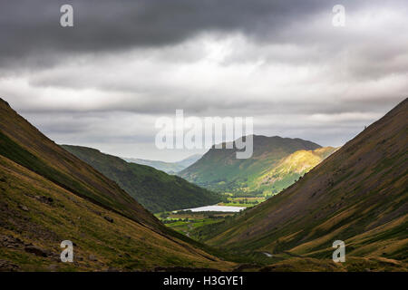 Auf der Suche nach unten den Kirkstone Pass Brüder Wasser und Patterdale, Lake District, Cumbria, England Stockfoto