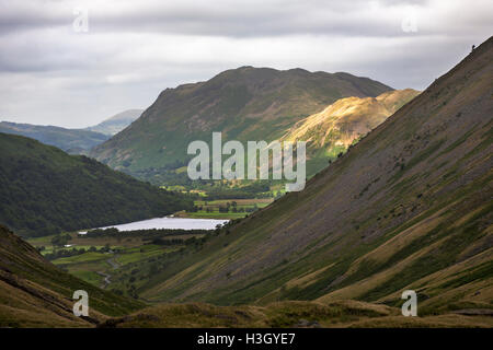 Auf der Suche nach unten den Kirkstone Pass Brüder Wasser, Angletarn Hechte und Patterdale, Lake District, Cumbria, England Stockfoto