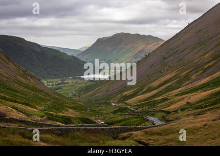 Auf der Suche nach unten den Kirkstone Pass Brüder Wasser, Angletarn Hechte und Patterdale, Lake District, Cumbria, England Stockfoto