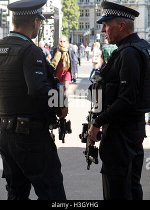 Eine schwer bewaffnete Polizeieinheit Stockfoto