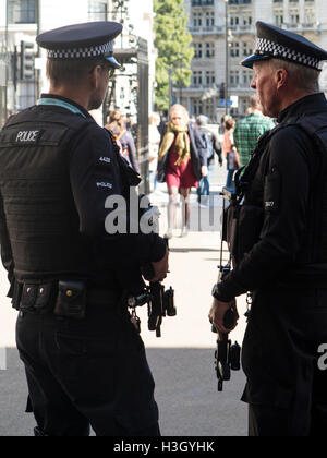 Eine schwer bewaffnete Polizeieinheit Stockfoto