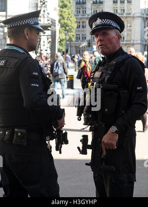 Eine schwer bewaffnete Polizeieinheit Stockfoto