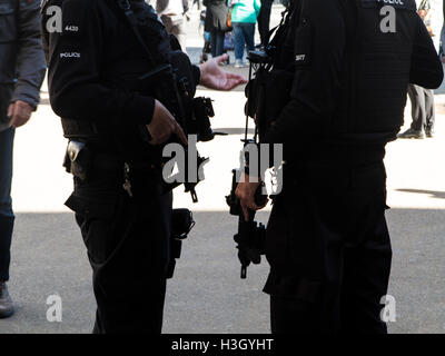 Eine schwer bewaffnete Polizeieinheit Stockfoto