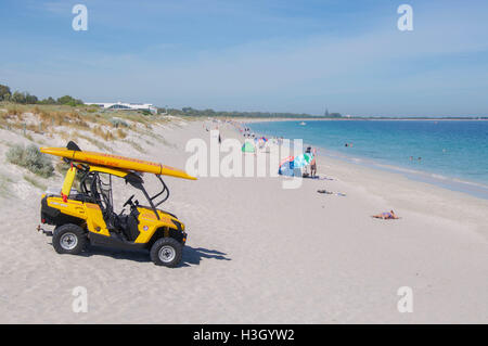 Coogee Beach mit Touristen entspannen und Baden mit Bademeister Rettungsfahrzeug und dem indischen Ozean in Coogee, Western Australia Stockfoto