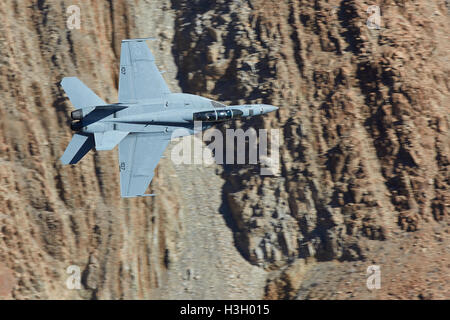 Vereinigte Staaten Marine F/A-18F Super Hornet Kampfjet, auf niedrigem Niveau durch Rainbow Canyon fliegen. Stockfoto