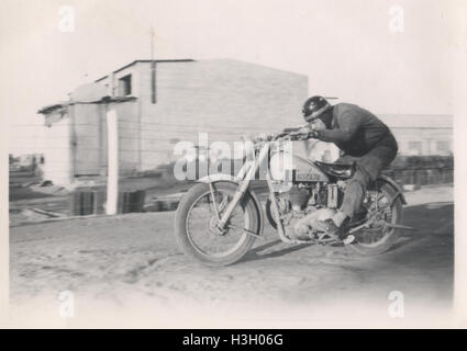 Unidentifizierter britischer Mann, der ein Matchloses G3/L British Army Versandmotorrad fährt. Foto aufgenommen im Lager des Royal Army Ordnance Corps (RAOC) des 10 Base Ordnance Depot im Gebiet Geneifa Ismailia nahe dem Suez-Kanal 1952 Stockfoto