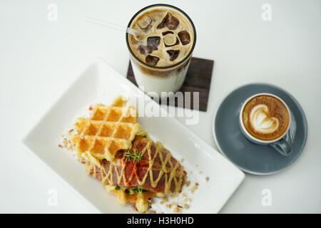Belgische Waffeln mit Kaffee Latte und Iced Coffee auf weißem Hintergrund Stockfoto