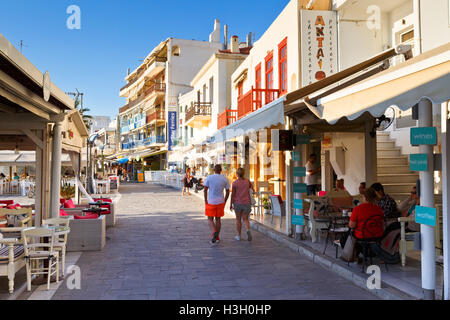 Geschäfte an der Strandpromenade von Naxos-Stadt. Stockfoto