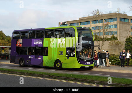 Kürzlich ausgeliefert sieht mehr Bus 1624 (HF66 CDZ), Alexander Dennis Enviro 400MMC, in Unibus Lackierung für Bournemouth University Stockfoto