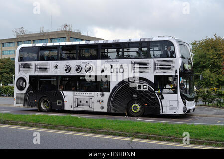 Kürzlich ausgeliefert sieht mehr Bus 1633 (CEY HF66), ein Alexander Dennis Enviro 400MMC in Unibus Lackierung für die Universität der Künste Stockfoto