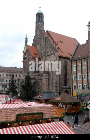 Rund 180 hölzerne Buden, behängt mit rot-weißen Tuch gegeben haben den Weihnachtsmarkt seinen Namen von "Kleinstadt aus Holz Stockfoto