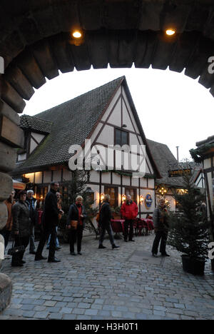 Der Handwerkerhof ist in Nürnberg, Bayern, von einer mittelalterlichen Wehrmauer und einem Turm umgeben. Stockfoto