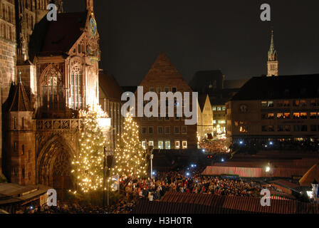 Vor der Frauenkirche auf dem Nürnberger Weihnachtsmarkt, dem Hauptmarkt in Nürnberg, Bayern, Germ, versammeln sich Menschenmassen Stockfoto