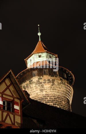 Der Sinwell Tower aus dem 13.. Jahrhundert, der als Turm diente, ist ein herausragendes Merkmal, das innerhalb des Geländes 385 Meter hoch steht Stockfoto