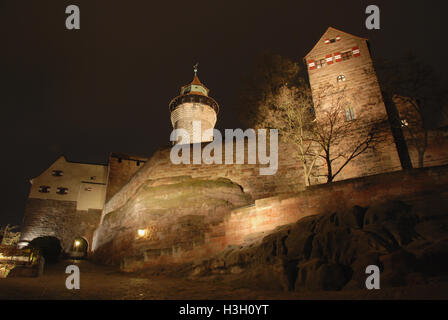 Der runde Sinwell Tower aus dem 13.. Jahrhundert, der als Bergturm diente, ist ein herausragendes Merkmal, das 385 Meter hoch auf dem Gelände der Kaiserburg steht Stockfoto