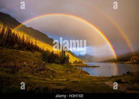 Ein doppelter Regenbogen wölbt über Medicine Lake im Jasper National Park Maligne Valley. Stockfoto