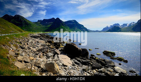 Felsiger Strand auf den Lofoten-Inseln Stockfoto