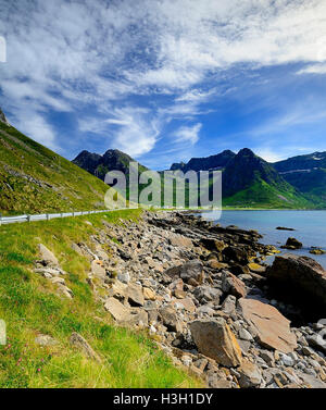 Felsiger Strand auf den Lofoten-Inseln Stockfoto