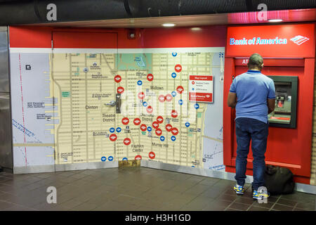 New York City, New York NYC Manhattan, Times Square, 42nd Street, U-Bahn, Station, MTA, Geldautomat, Geldautomat, automatischer Geldautomat, Bank of America, schwarzer Erwachsener, Erwachsene, Mann Stockfoto