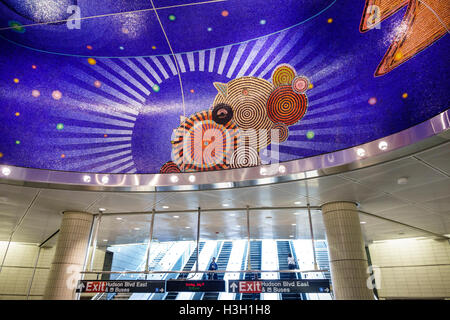 New York City, NY NYC Manhattan, Chelsea, 34th Street, Hudson Yards, U-Bahn, Station, MTA, Decke, Kunstwerke, funktionale Vibrationen, Mosaik, Xenobia Bailey, Rolltreppe Stockfoto