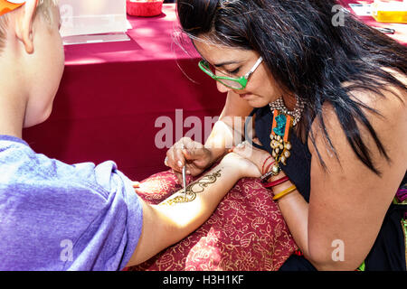 New York City, NY NYC Manhattan, Chelsea, Rubin Museum of Art, Block Party, jährliches Festival, Nepal-Thema, Kinderkunst, Henna-Tattoo, Arm, Erwachsene, Frau Stockfoto