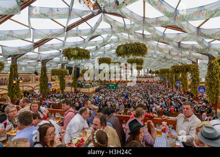 München, München: Oktoberfest-Bierfest: Hofbräuhaus Brauerei Zelt, Gäste, Oberbayern, Oberbayern, Bayern, Bayern, Deutschland Stockfoto