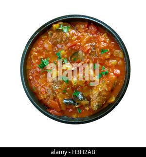 Bahсevan Koftesi oder Gärtner Frikadellen - türkische Köfte mit Gemüse der Saison. Stockfoto