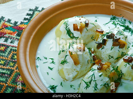 Fermentierte Milch Produkt Guslyanka mit Kartoffeln und gebratenen Speck. Karpaten-Küche Stockfoto