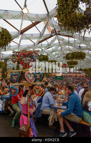 München, München: Oktoberfest-Bierfest: Hofbräuhaus Brauerei Zelt, Gäste, Oberbayern, Oberbayern, Bayern, Bayern, Deutschland Stockfoto