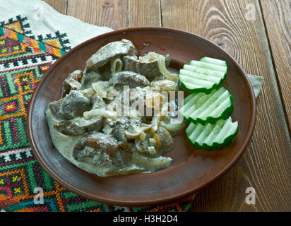 Schweine-Nieren in Sahnesoße mit Pilzen. Transkarpatische Küche Stockfoto