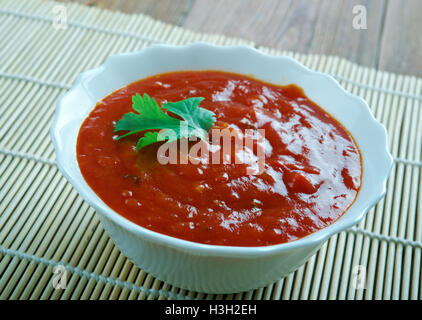 Kuwaitische Tomatensauce - Daqqus. Orientalische Küche Stockfoto