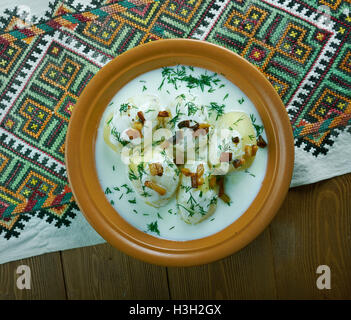 Fermentierte Milch Produkt Guslyanka mit Kartoffeln und gebratenen Speck. Karpaten-Küche Stockfoto